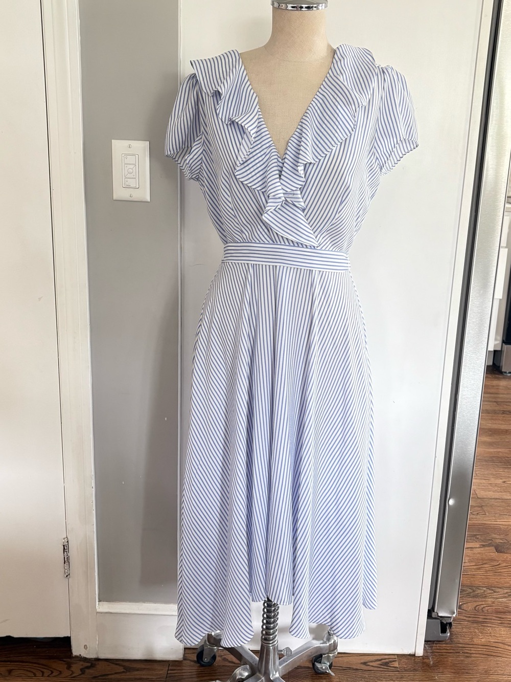 NWT Melonie blue and white striped dress size 8 seersucker-style preppy dress